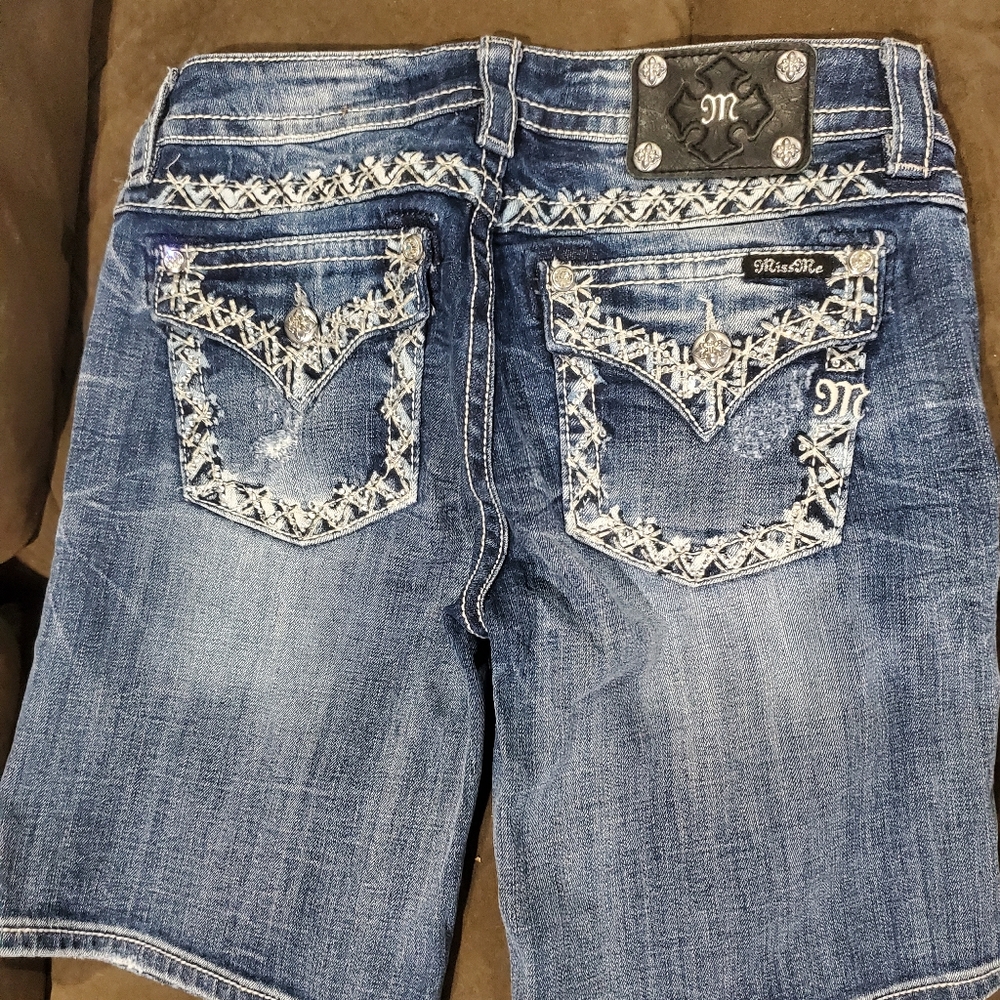 Dark Blue Miss Me Signature Mid-Shorts Size 30 Barely Worn. Perfect for summer